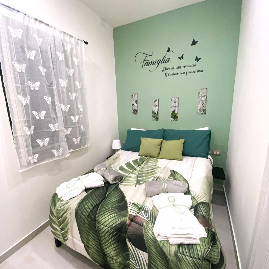 All-In Naples Luaran gambar